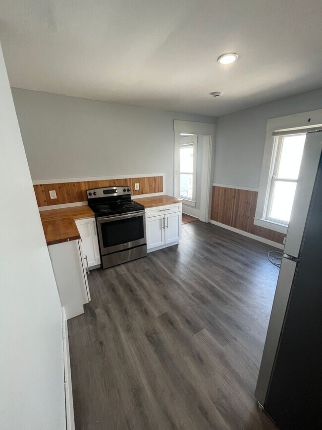 Building Photo - 816 Main St