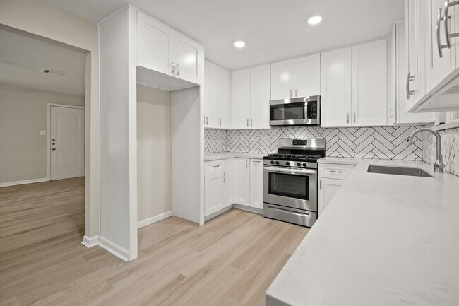 Building Photo - 2122 Stadium Dr