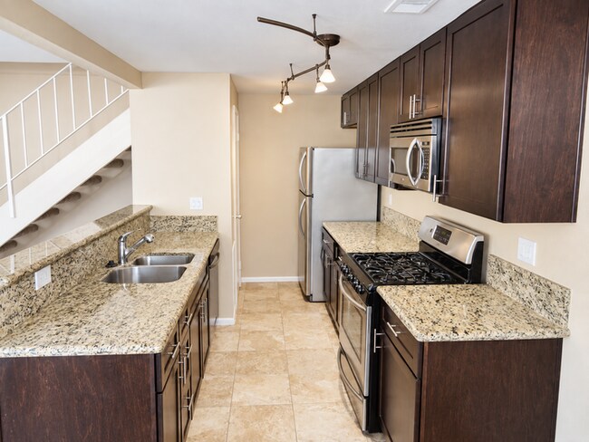 Building Photo - Coming Soon A Beautiful 2 + 1 Townhouse Saugus