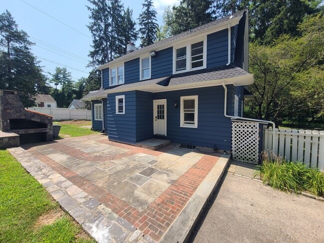 Building Photo - 4 bedrooms and 1.5 bathrooms, this home of...