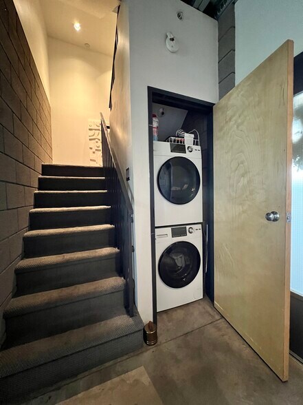 Washer/Dryer - 525 E Willetta St