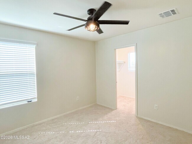Building Photo - 866 E Artesia Pl