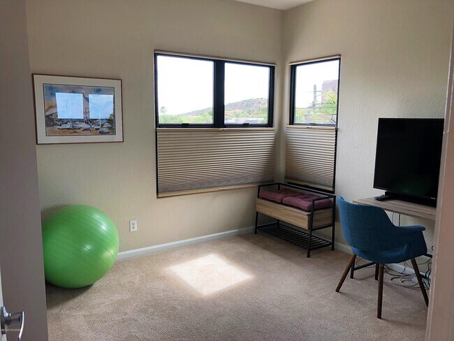 Building Photo - 6655 N Canyon Crest Dr