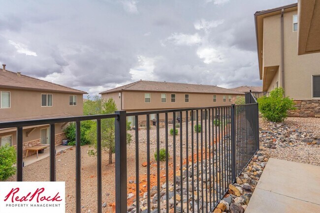 Building Photo - Cozy Townhome with Community Pool