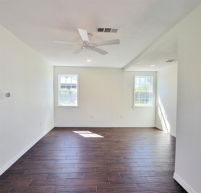 Building Photo - 519 N Shady Ln