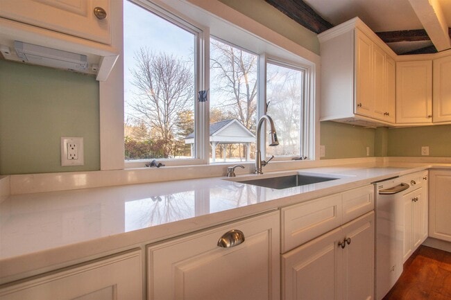 Building Photo - 267 N River Rd