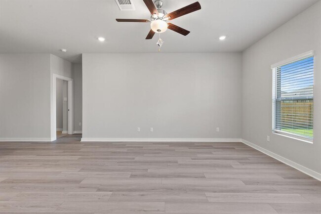 Building Photo - 220 Lazy Lizzy Rd