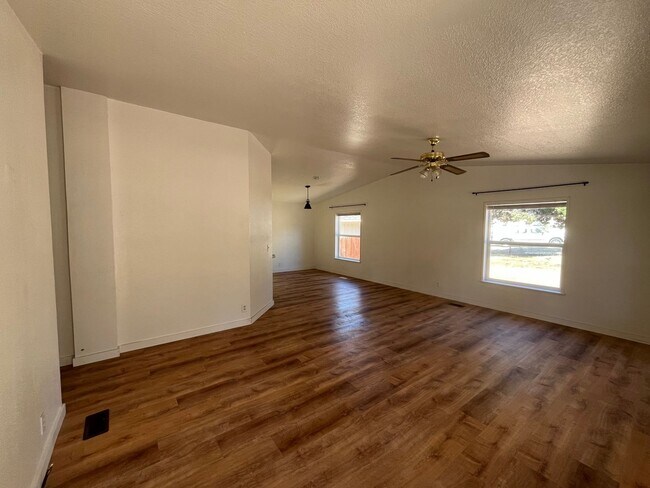 Building Photo - Country 3-bdr/2-bath with huge yard in Crooked River Ranch!
