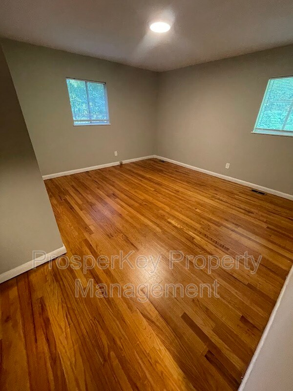Building Photo - 1211 Timberlane Dr