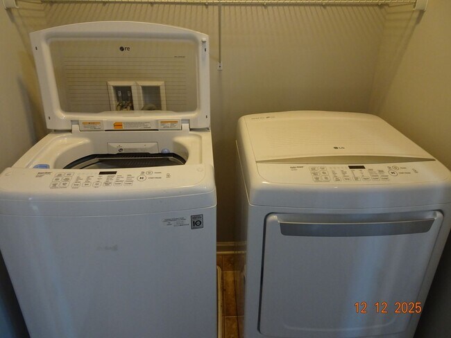 Building Photo - 3 Bedrooms, 2.5 Bathrooms Single Family Home