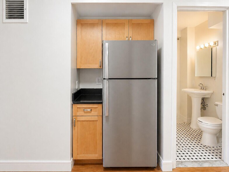 Building Photo - 323 W 96th St