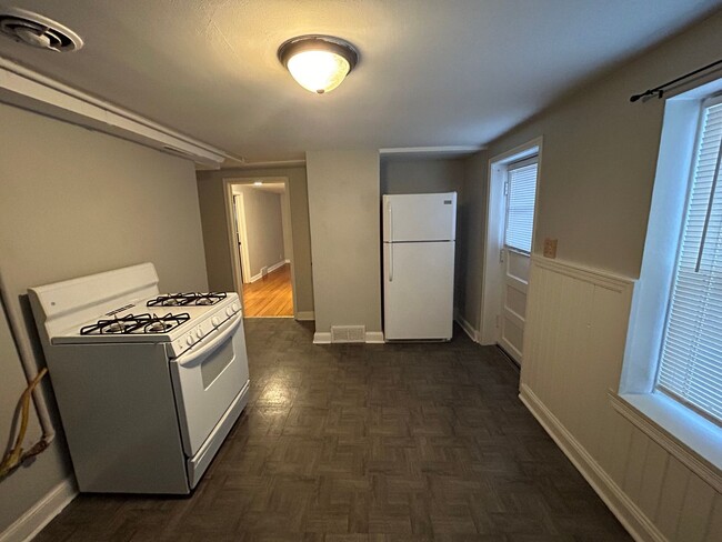 Building Photo - Updated Garden-Level 1BR with Patio & Parking