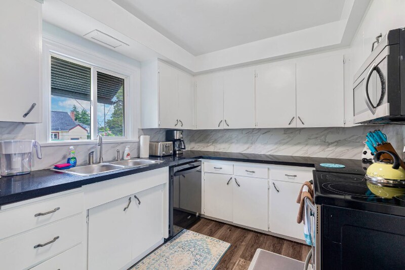 Building Photo - 8542 S 121st St