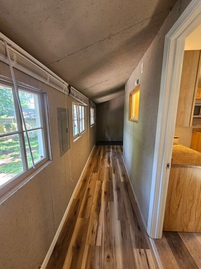Building Photo - 2 bedroom | 1 bathroom | 1 car detached shop or garage | Large lot | Pets welcome!