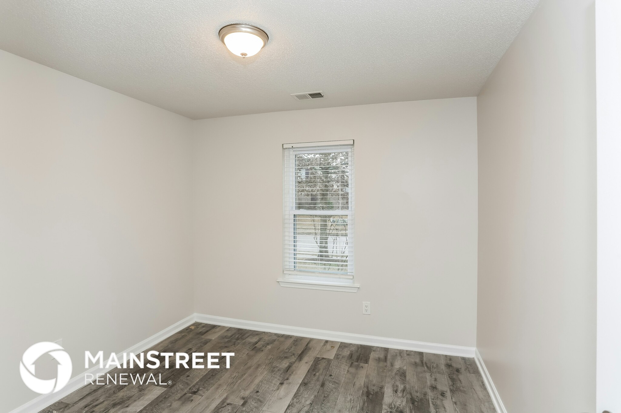 Building Photo - 10426 Redmond Cir N