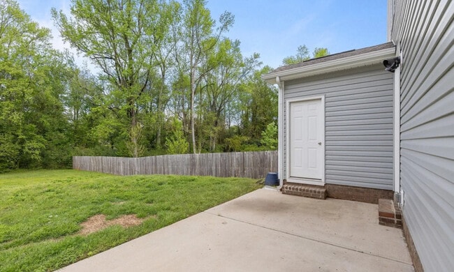 Building Photo - 2821 Shamrock Dr