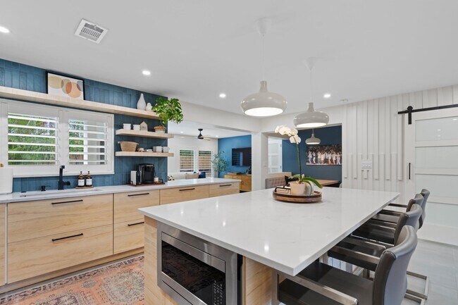 Building Photo - 450 NE 5th Cir