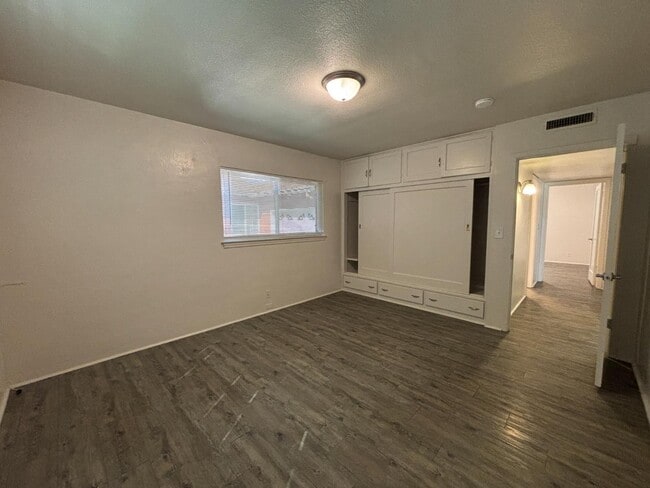 Building Photo - 816 W Fedora Ave