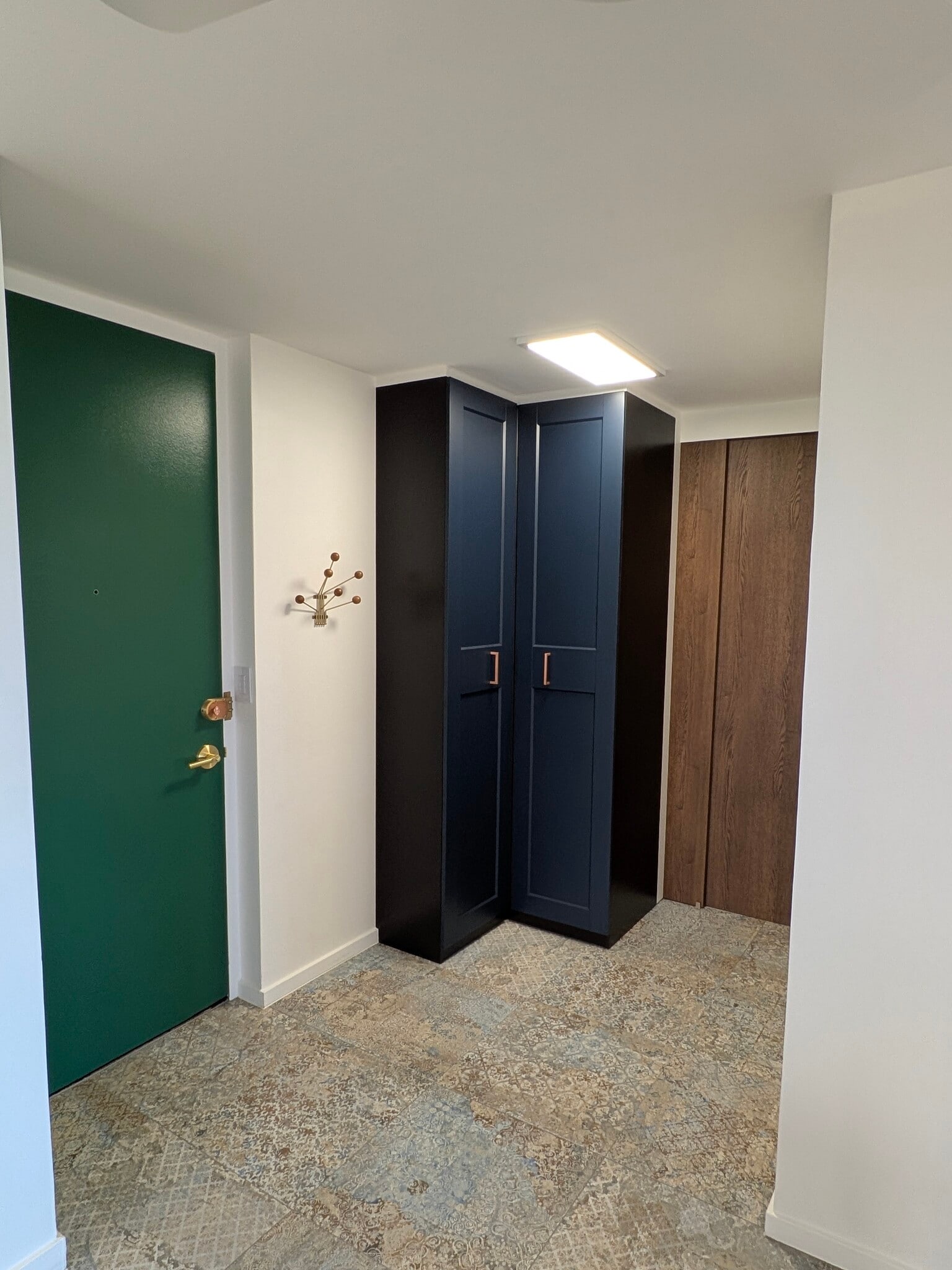 11. Entryway - 1960 N Lincoln Park W