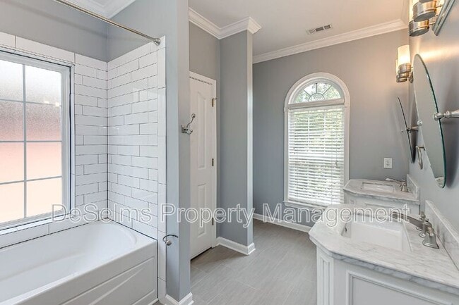 Building Photo - 701 Brent Glen Pl