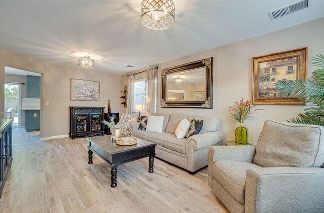 Building Photo - Spacious 4-Bedroom Home in Sought-After Lu...