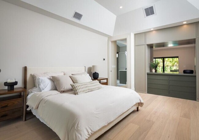 Building Photo - STUNNING REMODELED 4-BEDROOM, 3.5-BATH FUR...