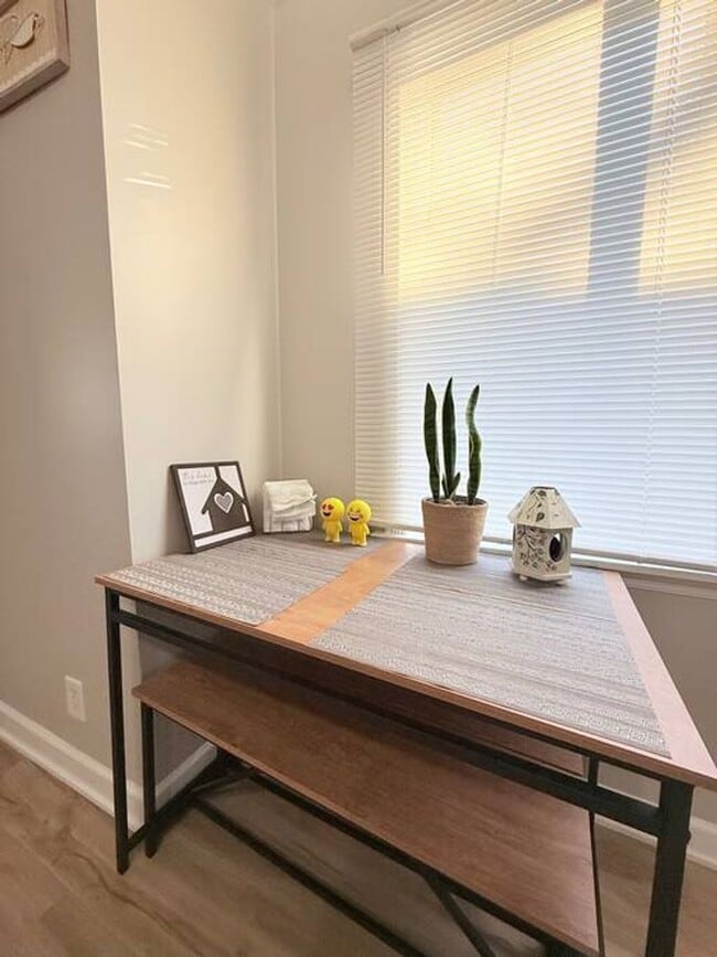 Building Photo - Fully Furnished Home close to UNL Campuses