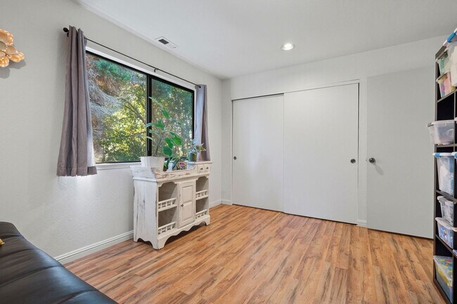 Building Photo - 3 Bedroom Condo in Watsonville! $1000 move in incentive!