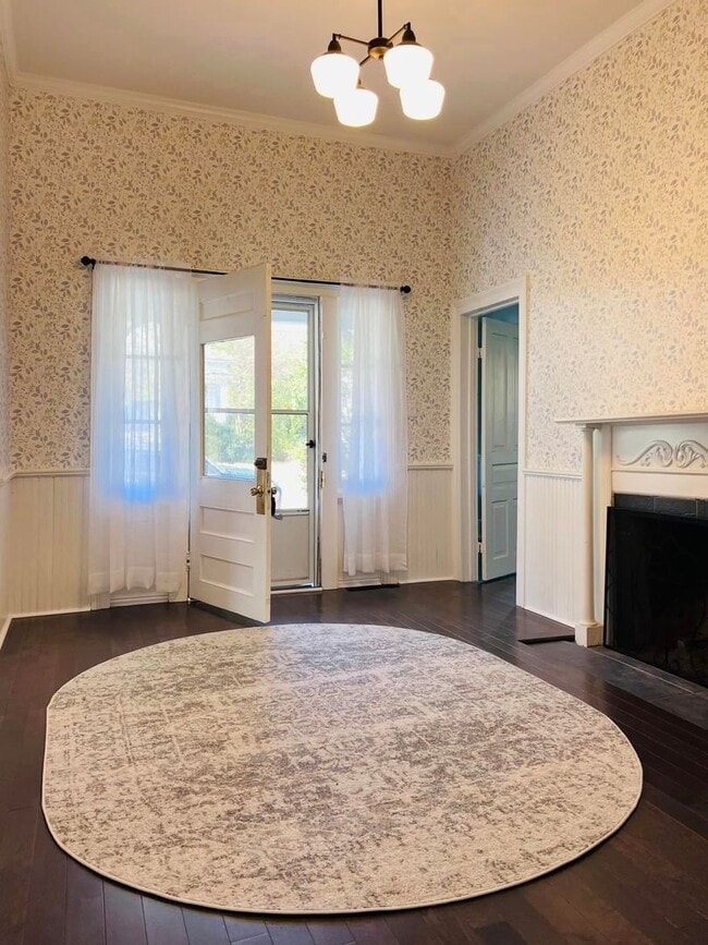 Building Photo - Charming home, gourmet kitchen, and large backyard in Oxford