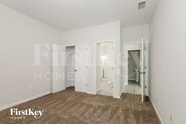 Building Photo - 2641 Kinmere Dr