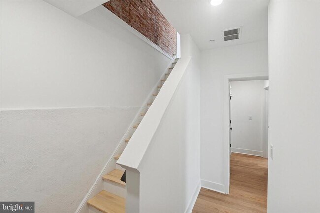 Building Photo - 2141 E Hagert St