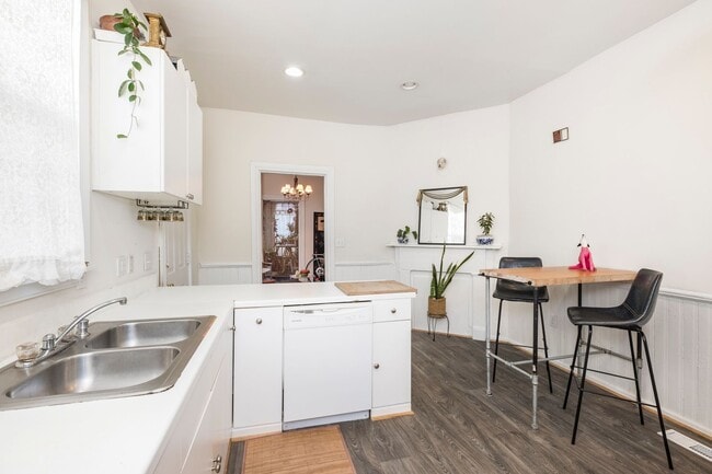 Building Photo - 2 BR/ 2 BA Historic Church Hill Home. Available February 10th!