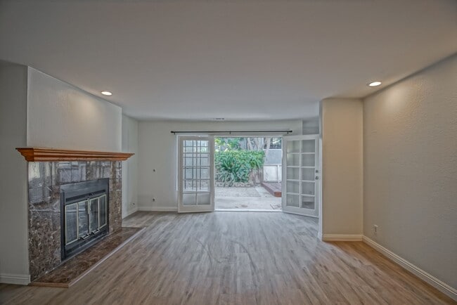 Building Photo - Newly Updated, Detached Rear Townhome w/ S...