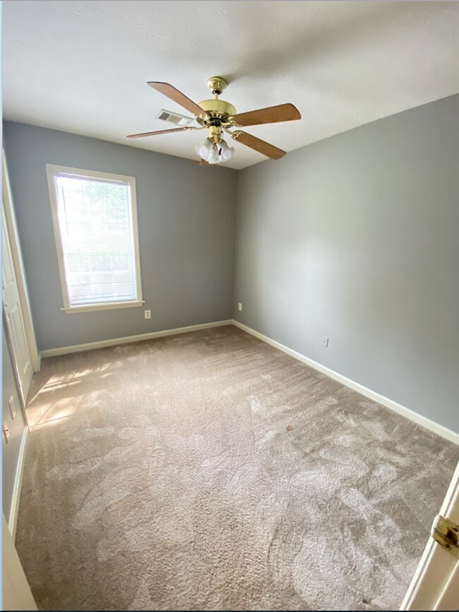 Building Photo - Northpointe Duplex Available for May!