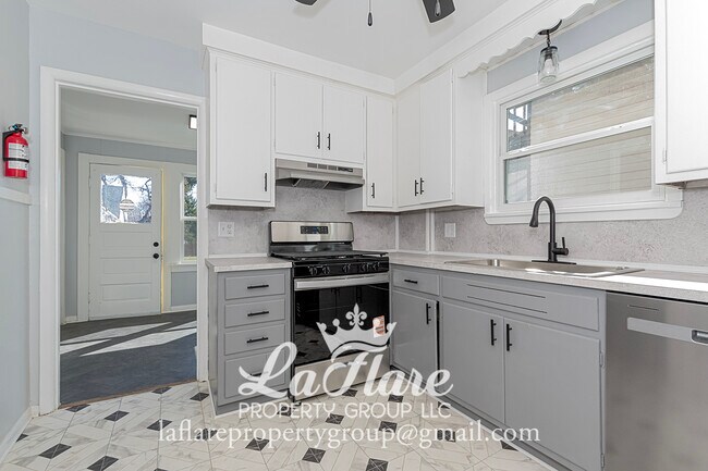 Building Photo - 631 Clark St