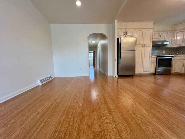 Building Photo - Gorgeous 3-Bedroom Townhome with One-Car Garage in Roxborough! Available NOW!