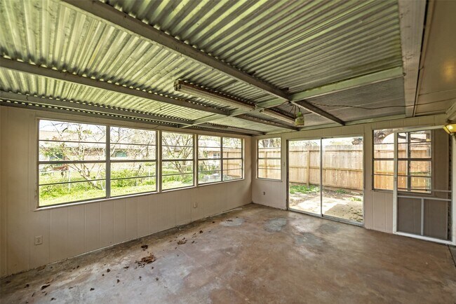 Building Photo - 807 Seacliff Dr