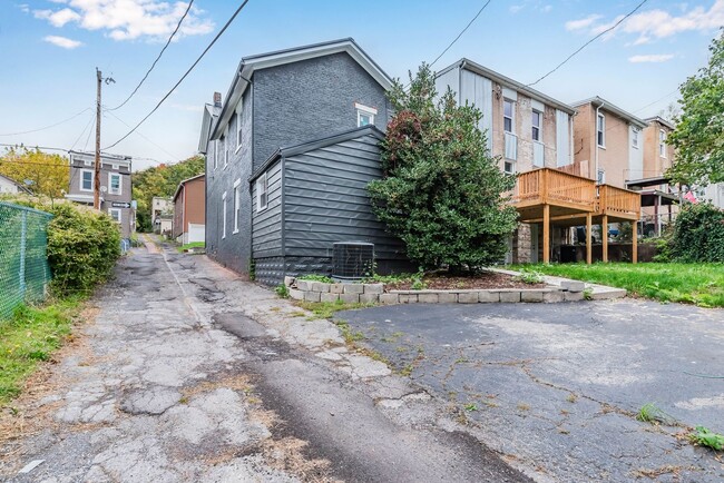 Building Photo - OPEN HOUSE –Thursday, June 5 fom 10:00 AM ...