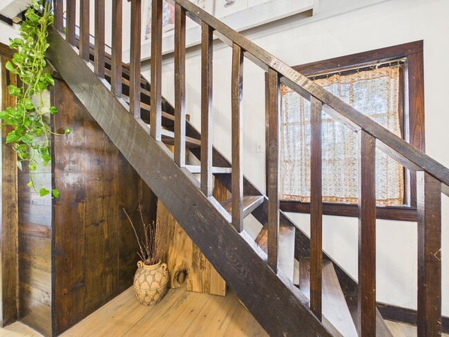 Building Photo - COMING SOON! Charming Cottage in the Center of Town