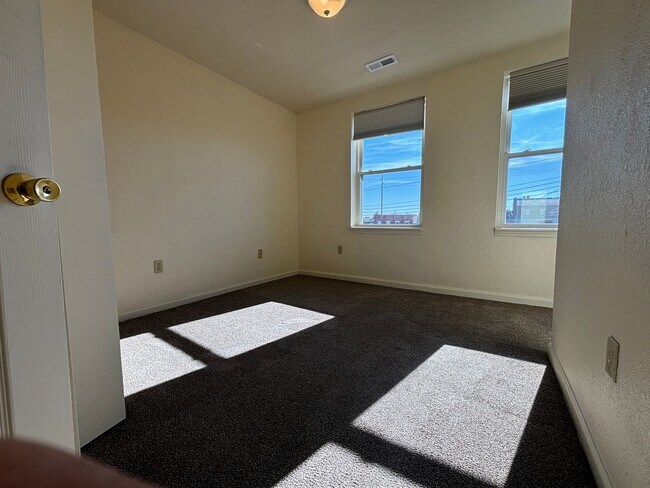 Building Photo - Uptown Apartments