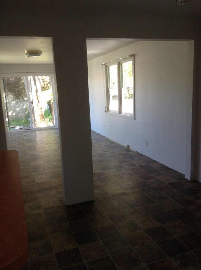 Building Photo - Beautiful 5 BR Campus Home w/Large Fenced Yard