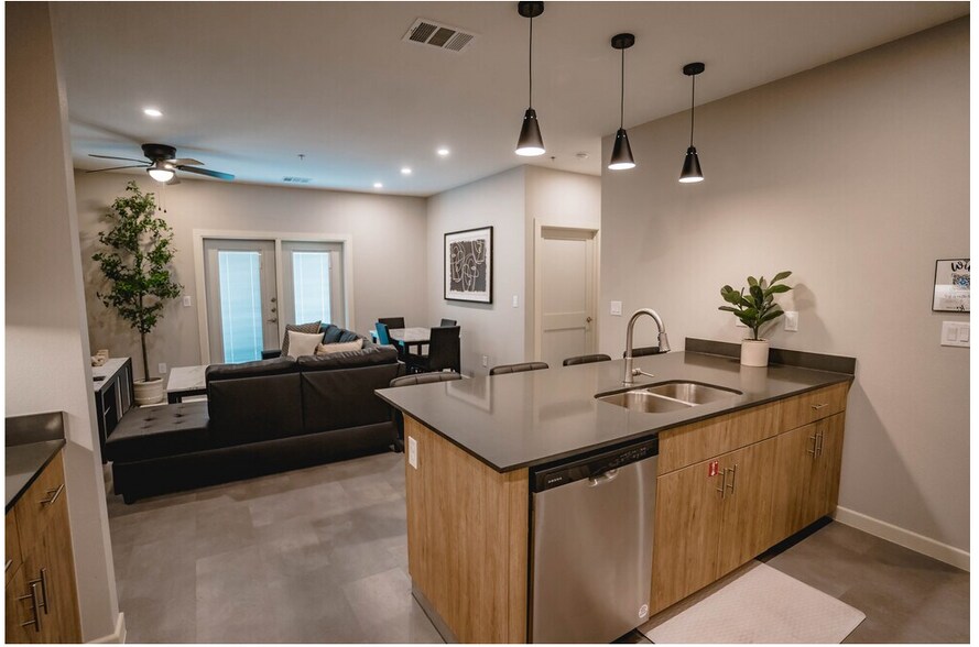 Building Photo - 600 E Dallas Ave