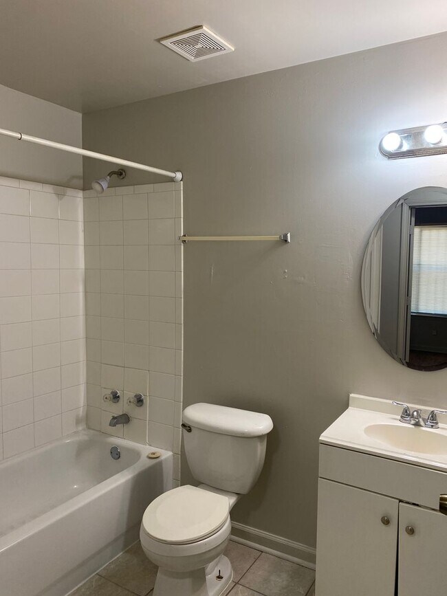 Building Photo - 3br 2 bath vaulted ceiling