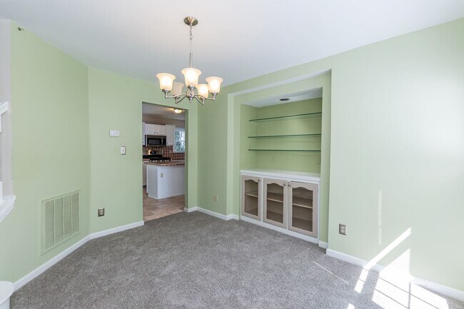 Building Photo - Three Bedroom Home!