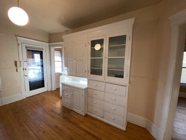 Building Photo - Upper level Corner Unit 1 Bed 1 Bath near Lake of the Isles and Walker Art Center! Description