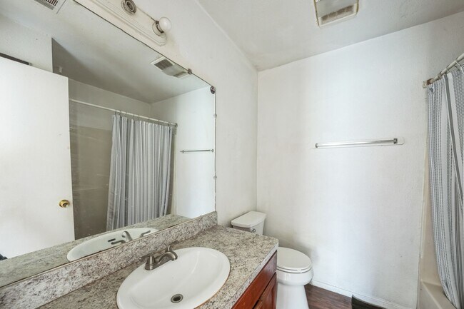 Building Photo - Charming 2BR Duplex in Austin