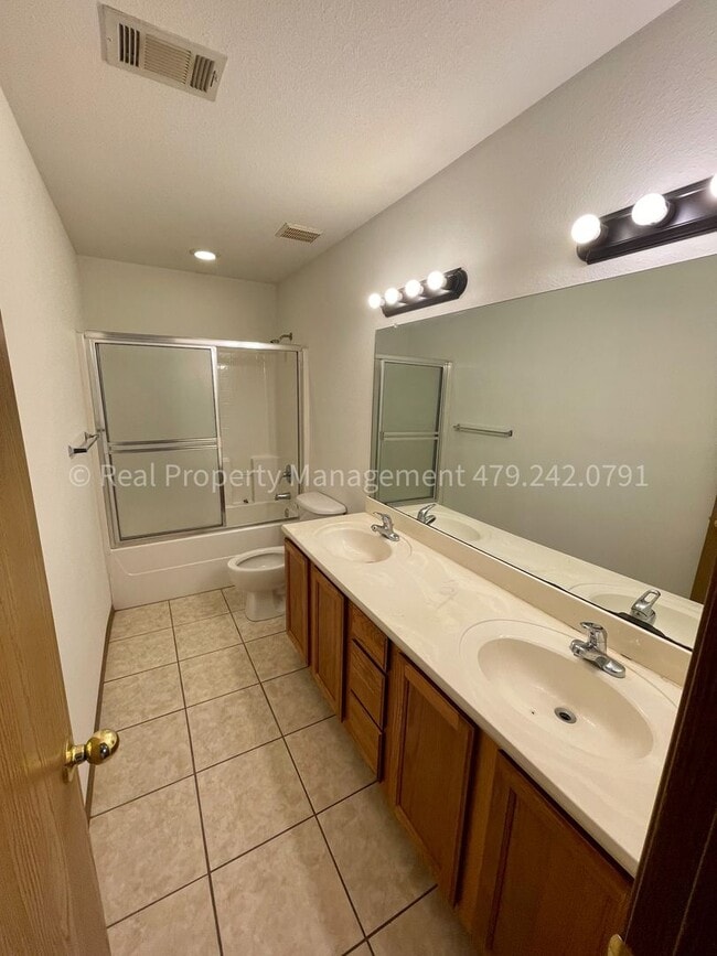 Building Photo - 1200 Fianna Pl Ct