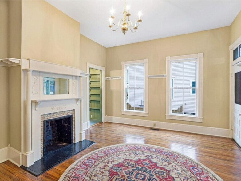 Building Photo - 212 W 40th St