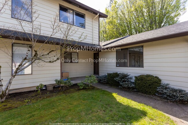 Building Photo - Two Bedroom, Charming Townhouse In the Hea...