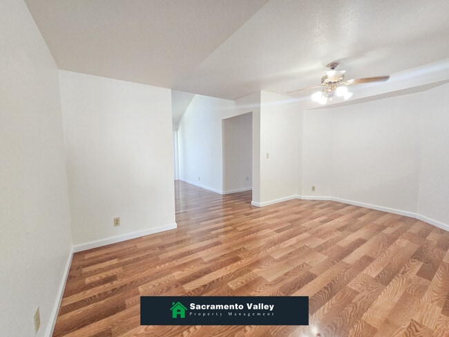 Building Photo - 8282 Meadowhaven Dr